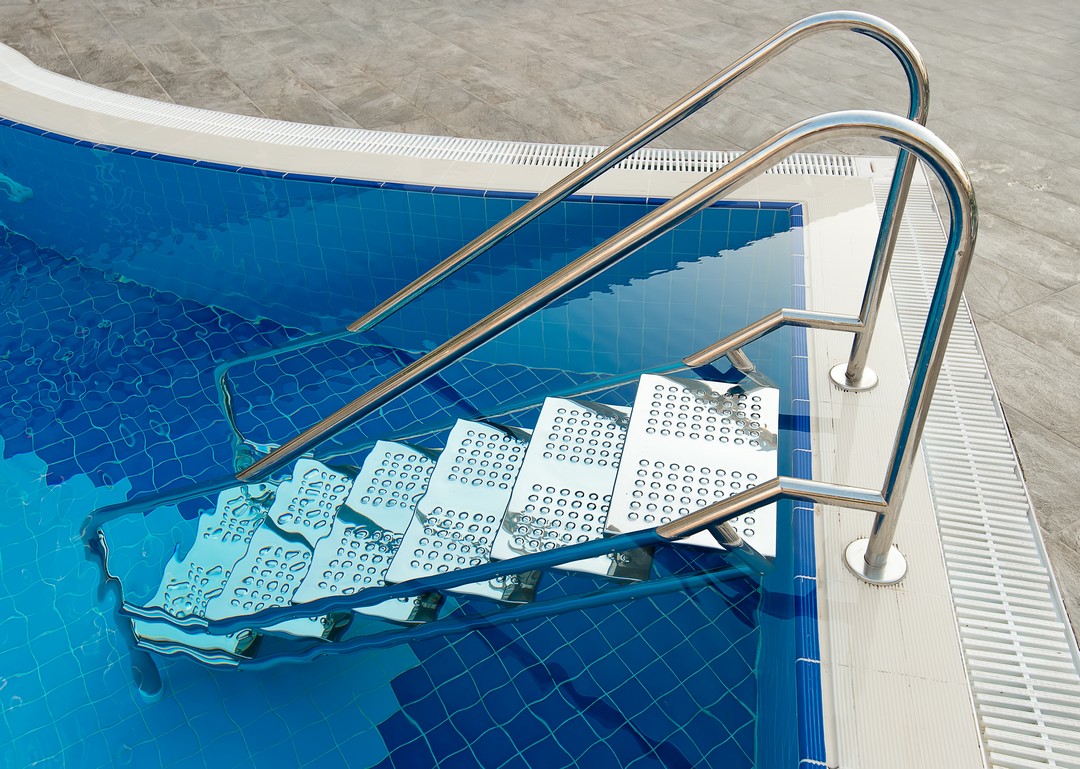 escalier échelle piscine